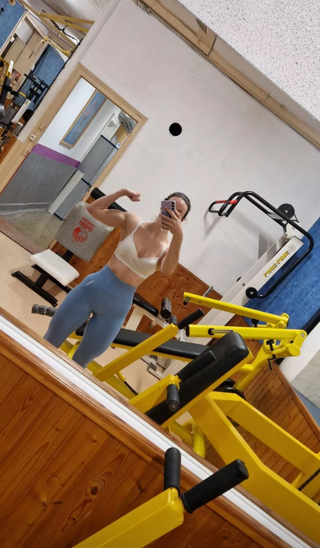 Am I looking good in workout clothes ?