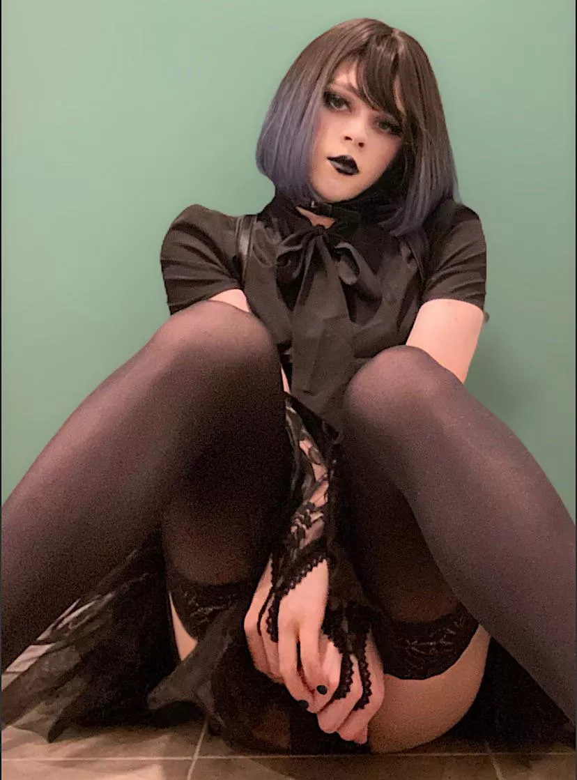 🖤Anyone likes girly goth boys?🖤