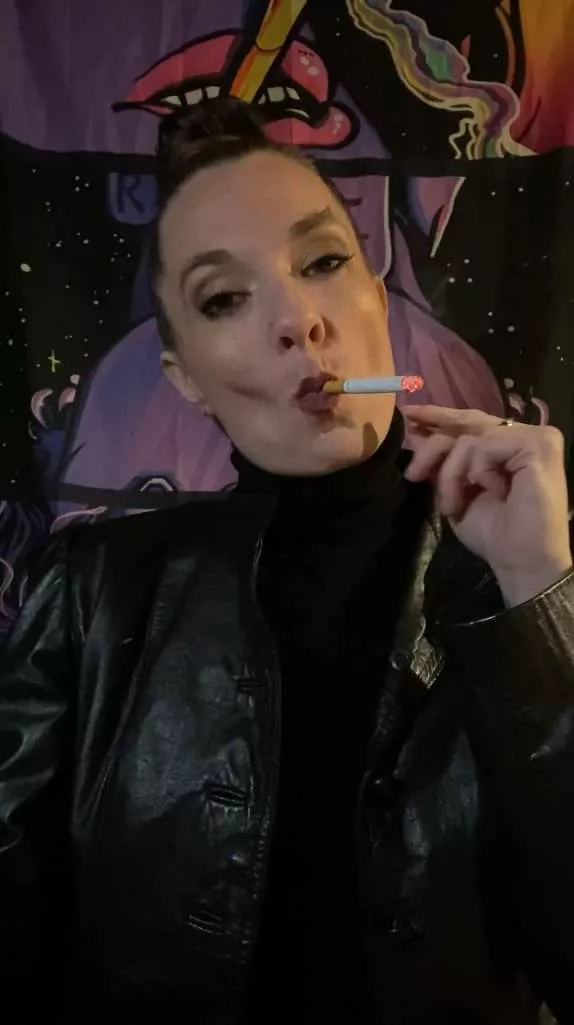 Be a good boy and cum while Mommy smokes her cigarette.