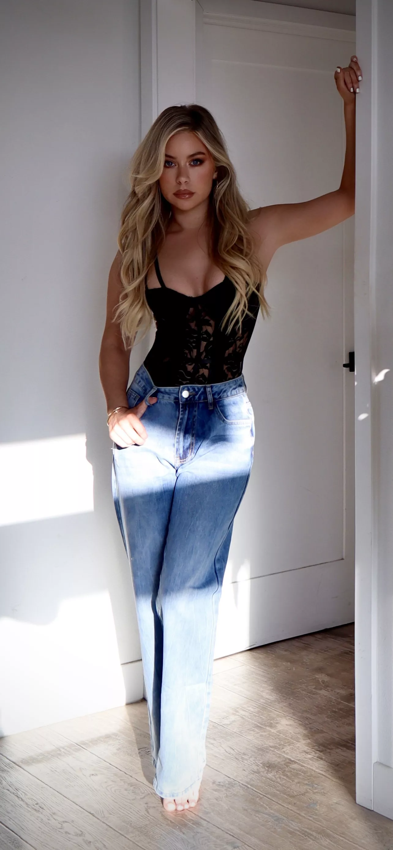 Blonde, blue eyes, blue jeans 💙 what more could you ask for? 🙈