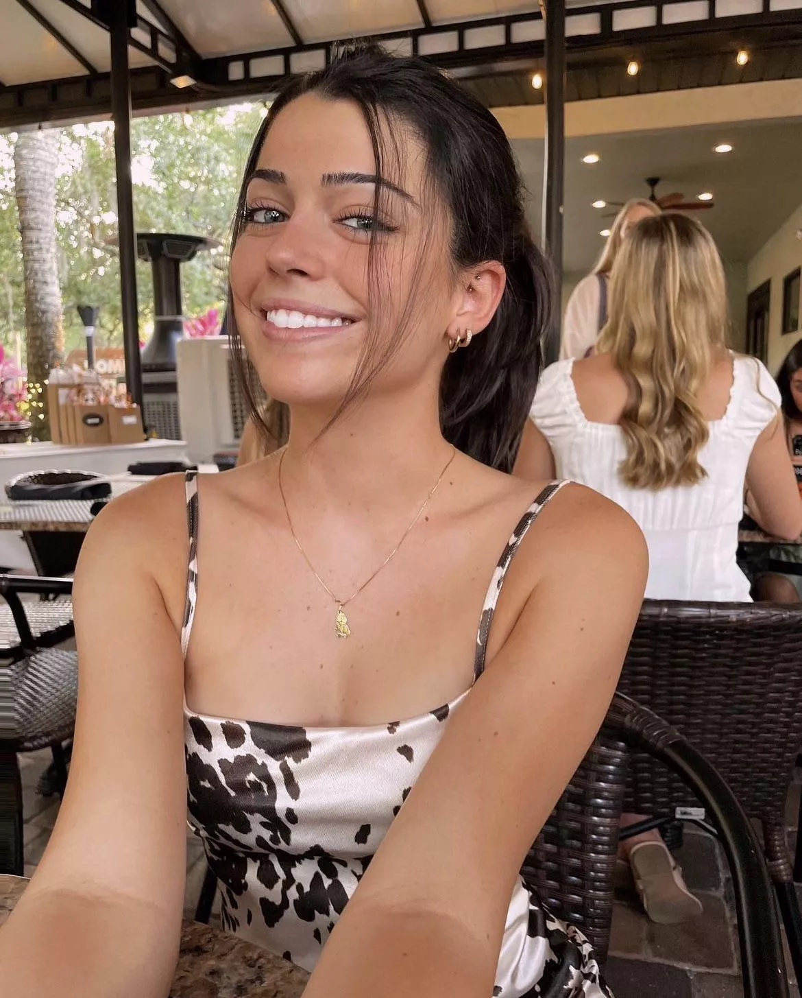 Cute brunette (IUTR)