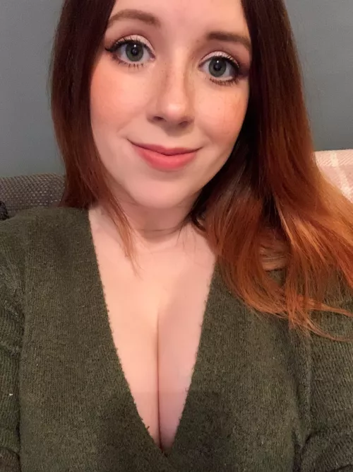 Do you think I look good in my new sweater? 💚