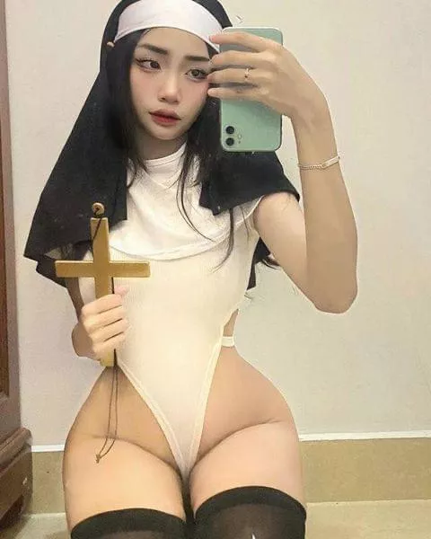 Does anyone know her name or ig