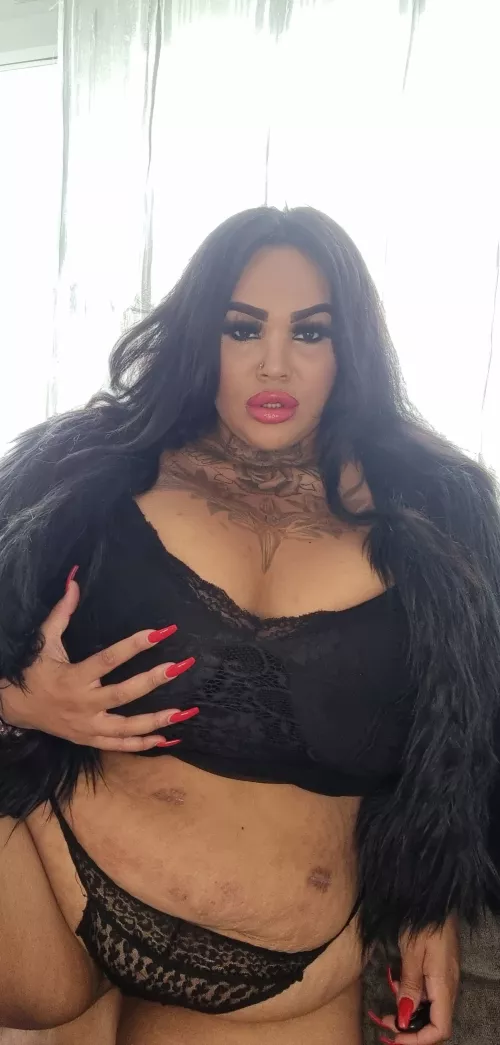 Don't look at the caption silly, look at me.