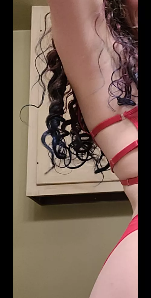 Female mechanic sweaty pits after work