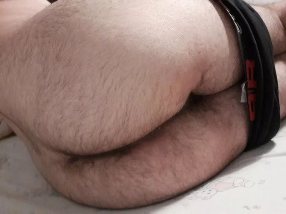 First time sharing my hairy ass here. Ler me know what you think of it. 😉