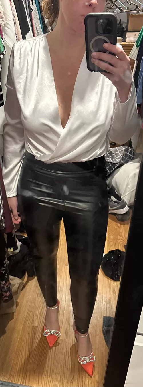 Getting ready for work happy Friday 💋💋