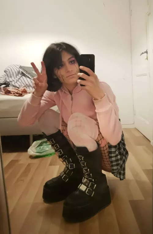 Goth and pink uwu >-< Cuddle me