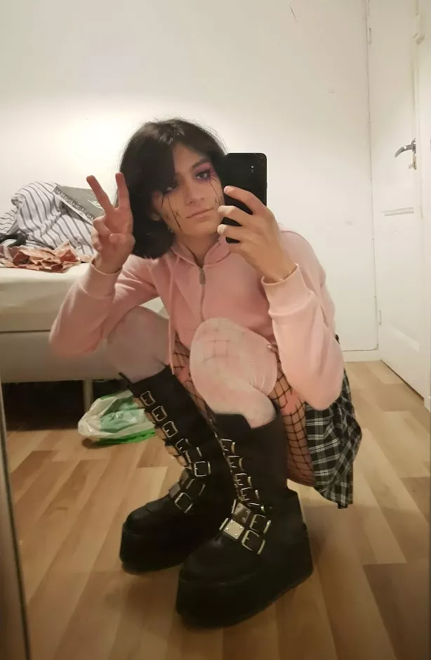 Goth and pink uwu >-< Cuddle me