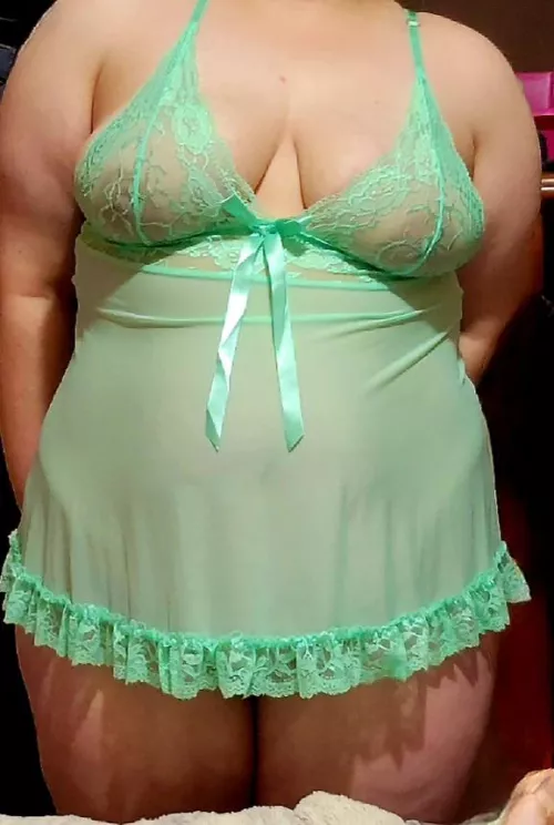 Happy Friday!! Who wants to see me take it off??