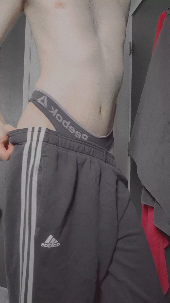 Here's some tummy for you 🤷‍♂️😏