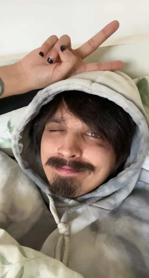 Hey gaymers! Sam here, I’m 29 from England. What’s everybody playing today? I’m on Monster Hunter Rise 🙂