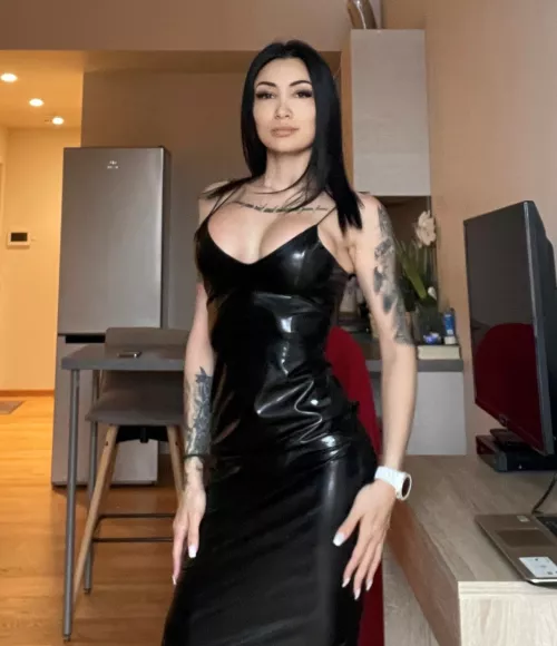 I'm so damn attractive in this black leather dress!