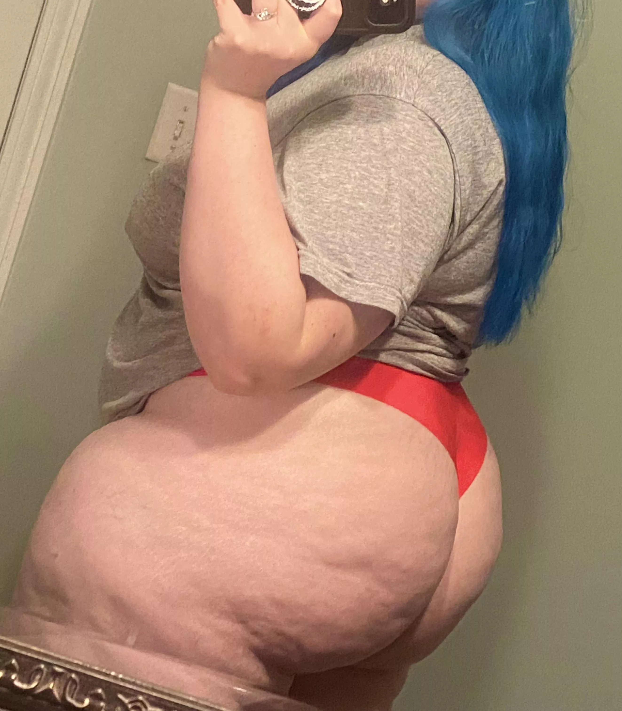 Is this phat ass worthy of siting on your lap??