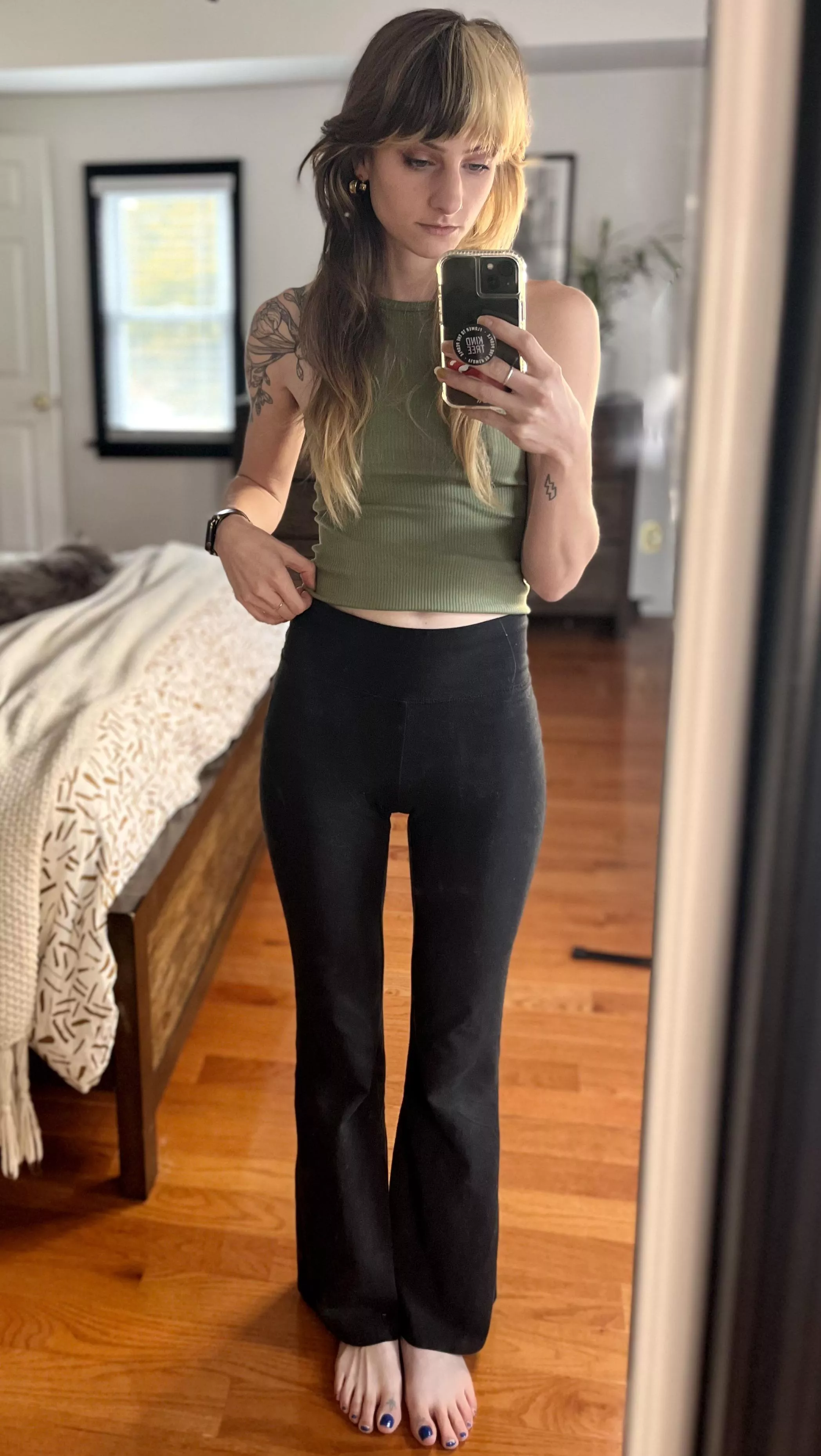 My favorite pair of bellbottom leggings [oc]