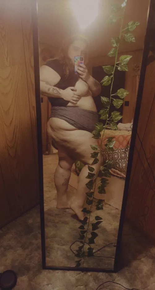 New mirror… now to find the best way to take a selfieeeee. ✨✨✨✨