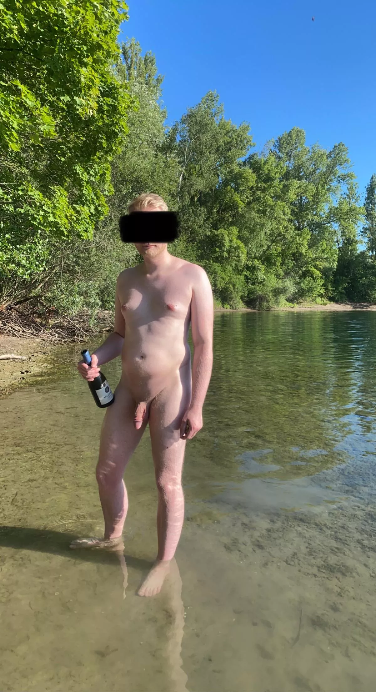 Nudist beach+wine=😎