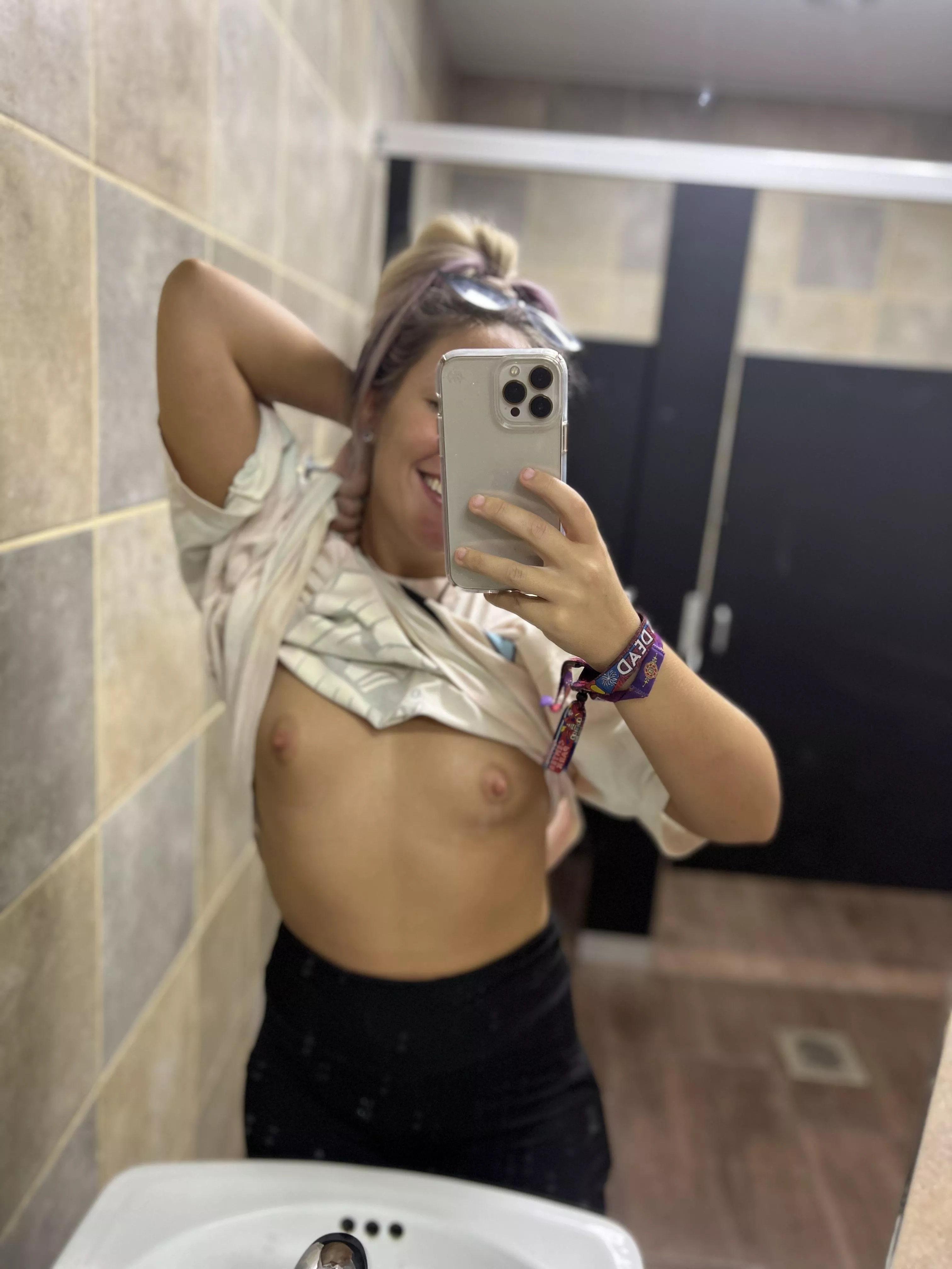 Oh don’t mind me hogging the mirror at Wendy’s 🙈