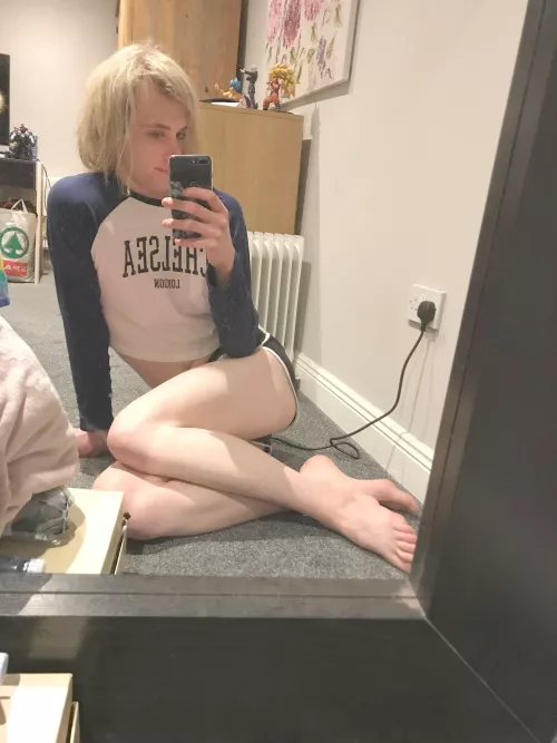 Rough day, but freshly smoothed legs get me through it >:3