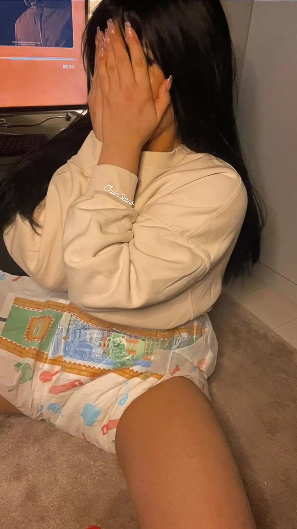 Shy girl in triple layers 👧🏻