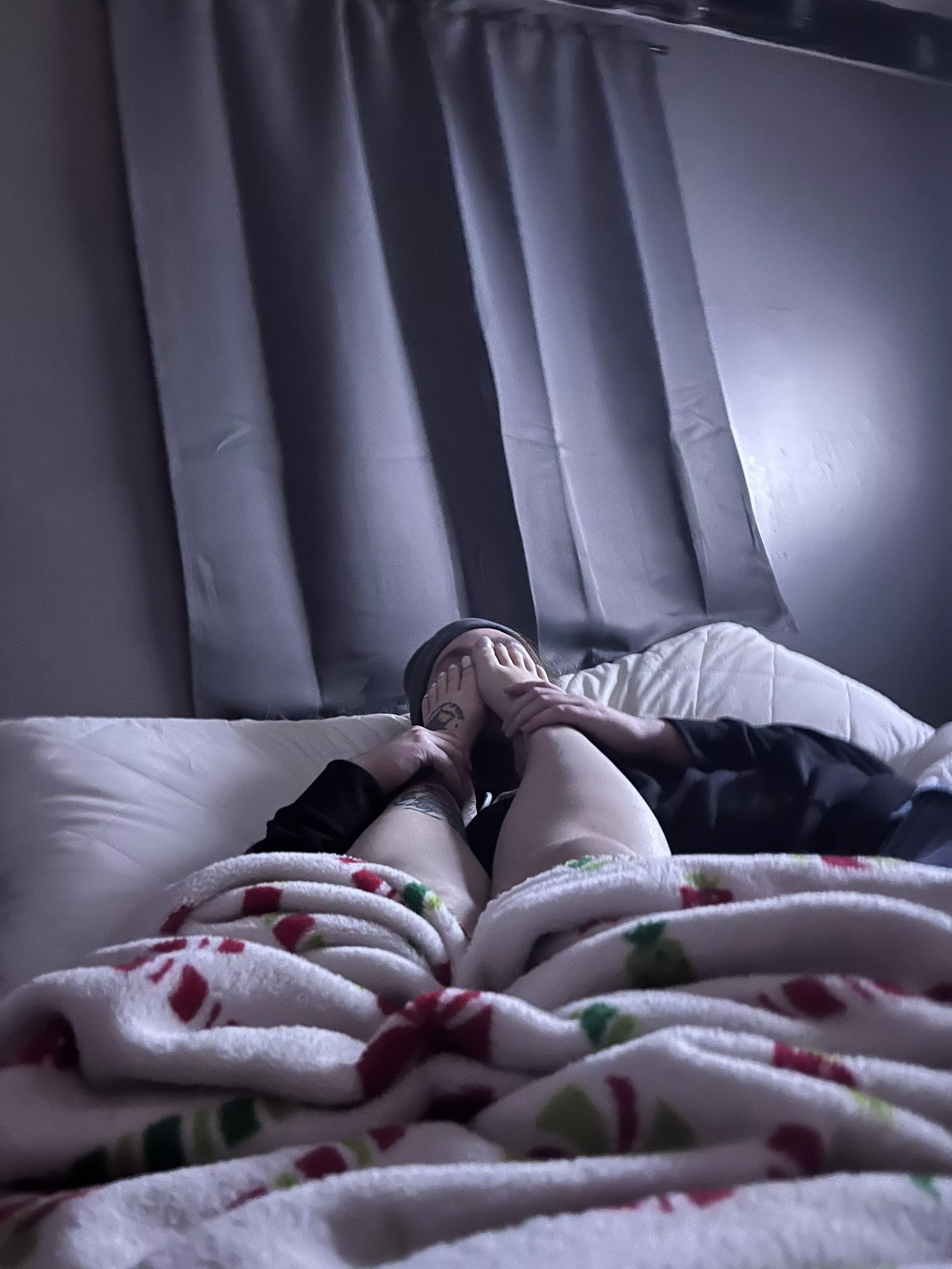 There’s nothing better than being comfy and lazy while a sub cleans your toes with his tongue. [oc] [domme]