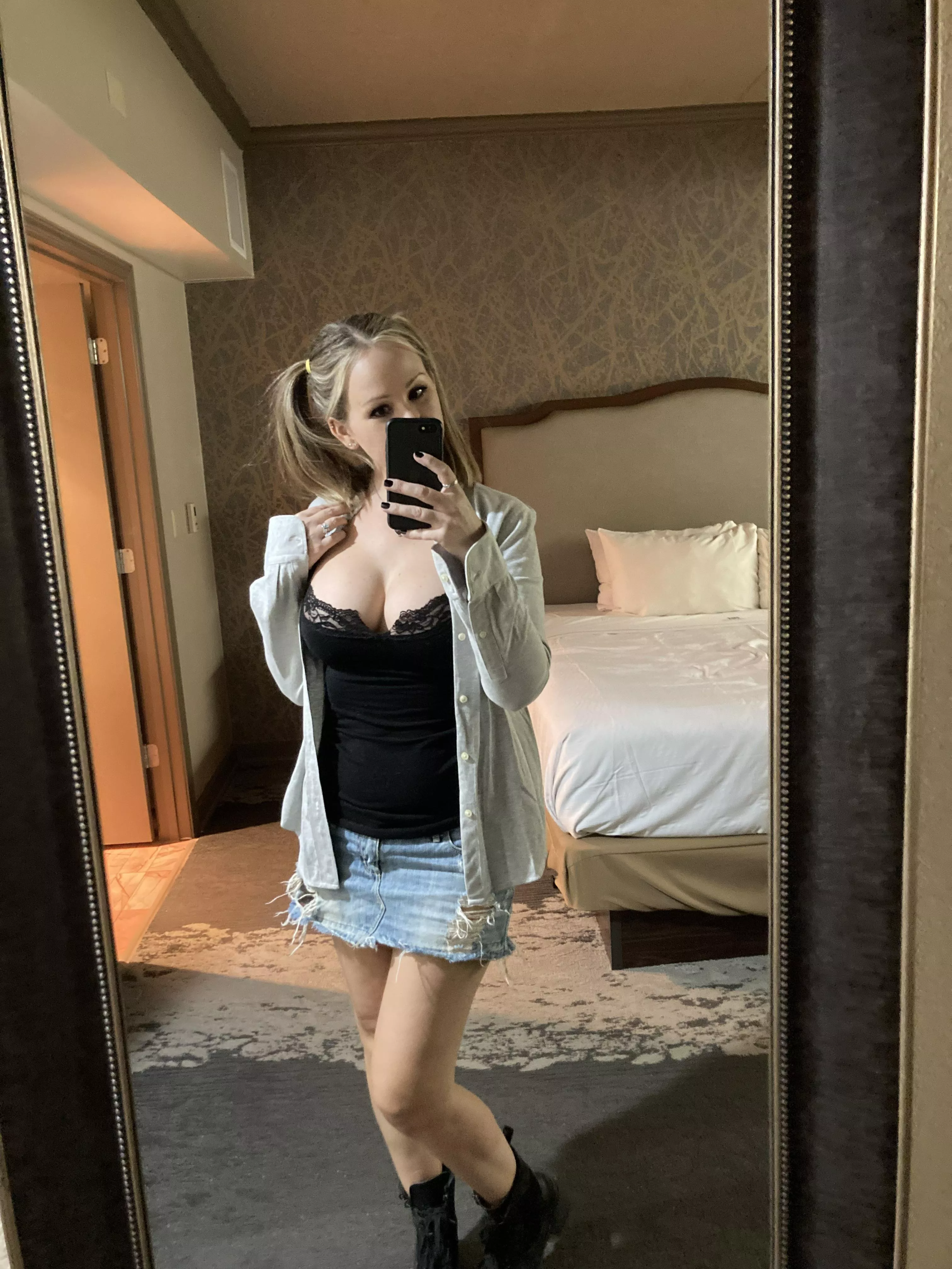 This are small boots, but I love all black boots 😍