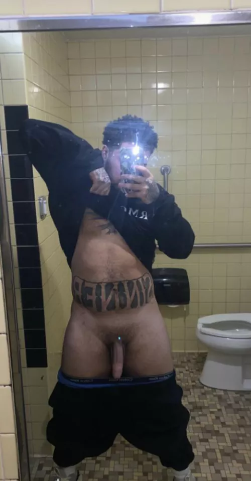 U walk in the stall and see me taking pics what u gonna do