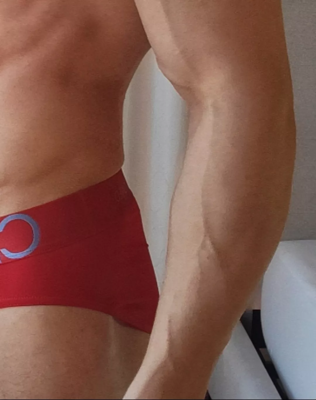 Valentine's day is around the corner..❤️ I'm still available 😏..