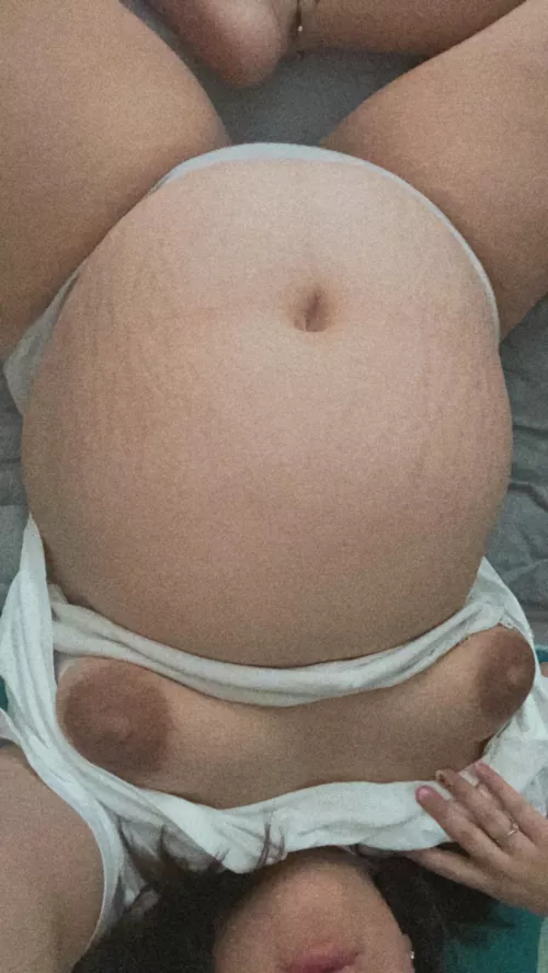 Waiting in bed for you 🤰🏻