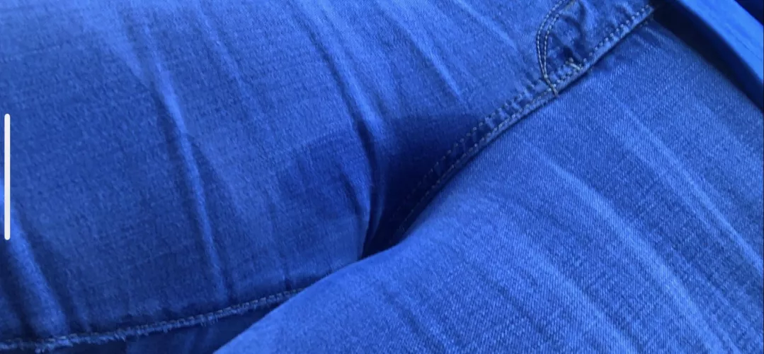 What happens when I scroll Reddit while at work! Ughh I soaked thru my panties and my jeans!!! I keep spreading my legs so I can smell my wet pussy 🤤