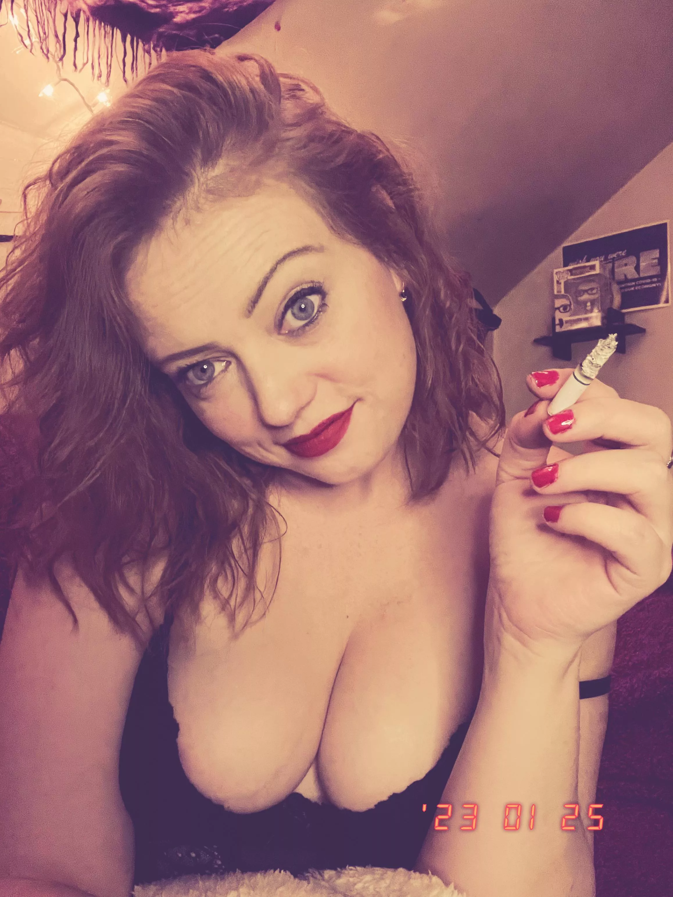 Who else gets stoned, tipsy & let’s it burn down too low…🔥 🚬🫦