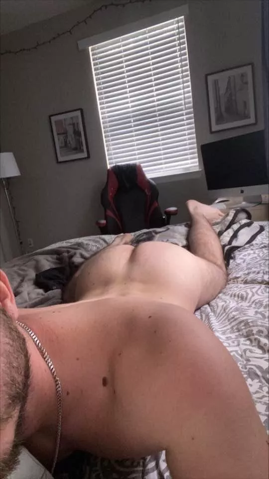 Who wants to see my shake this booty.. hmu 🤑