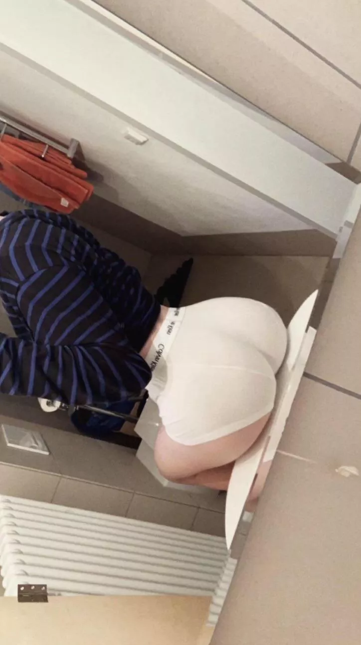 who’s into big asses? ;)