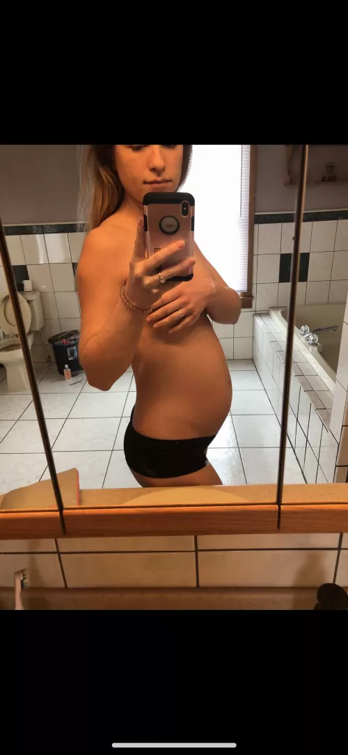 Wifey just getting her bump 😍