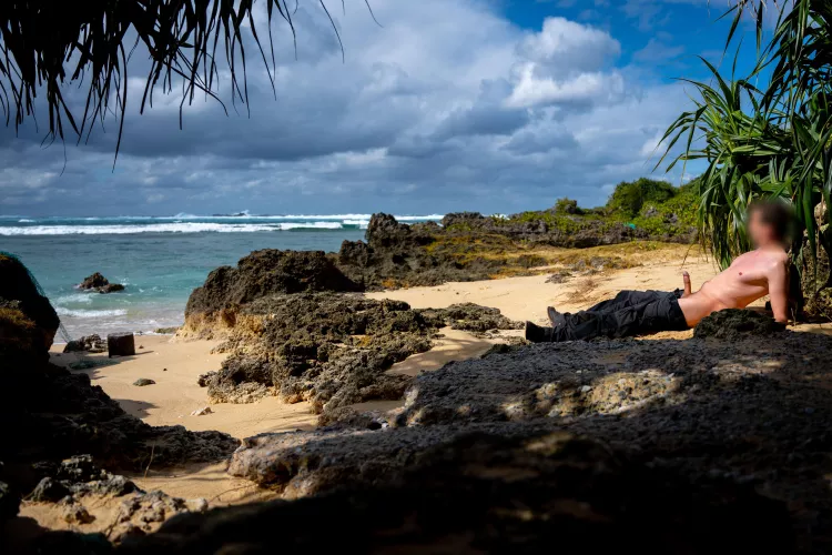 Woke up stranded with nothing but a boner 😩