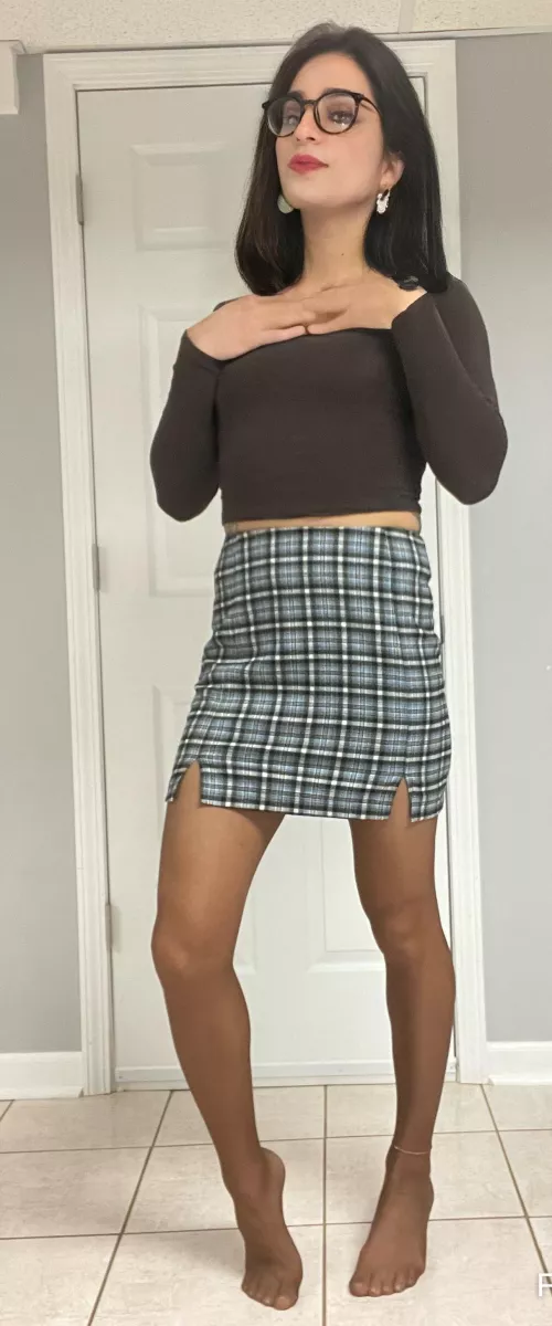 Worship my pantyhose feet now!