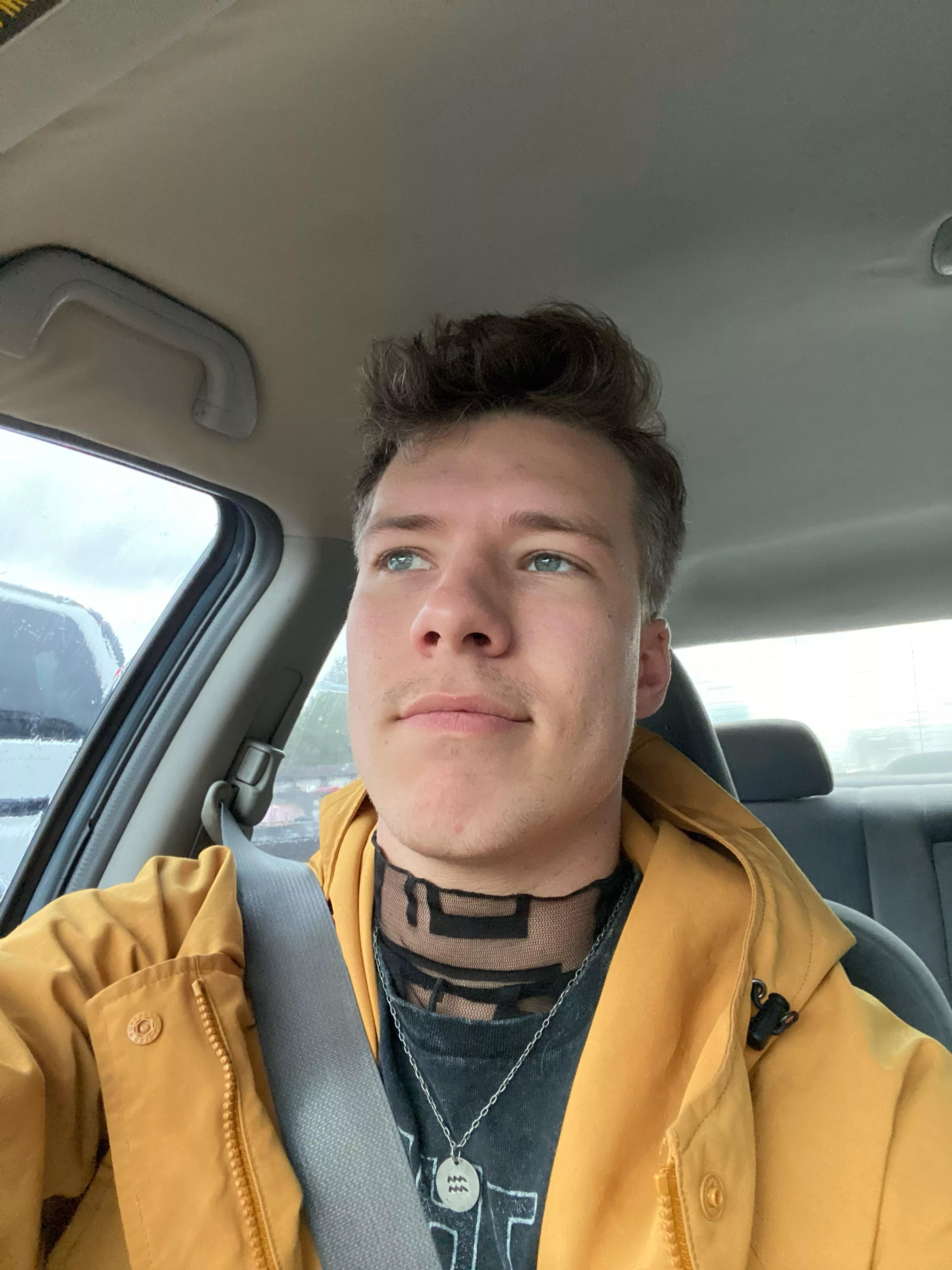 A lil bored, stuck in a huge road pile up, dm me if you want to chat!