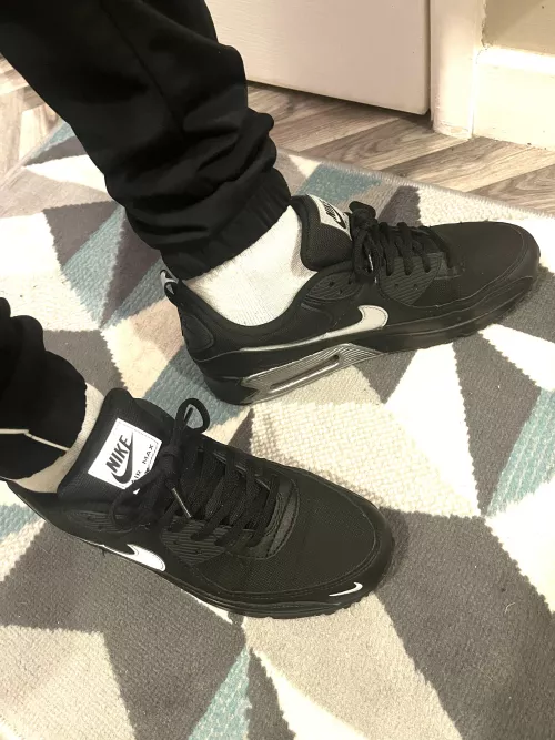 Come sniff my Air Max 👇
