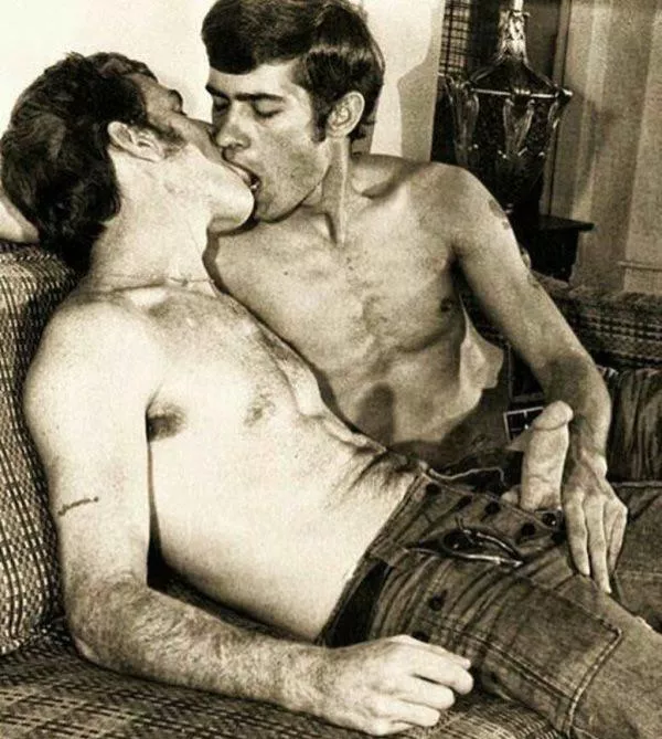 “Couch kiss” …