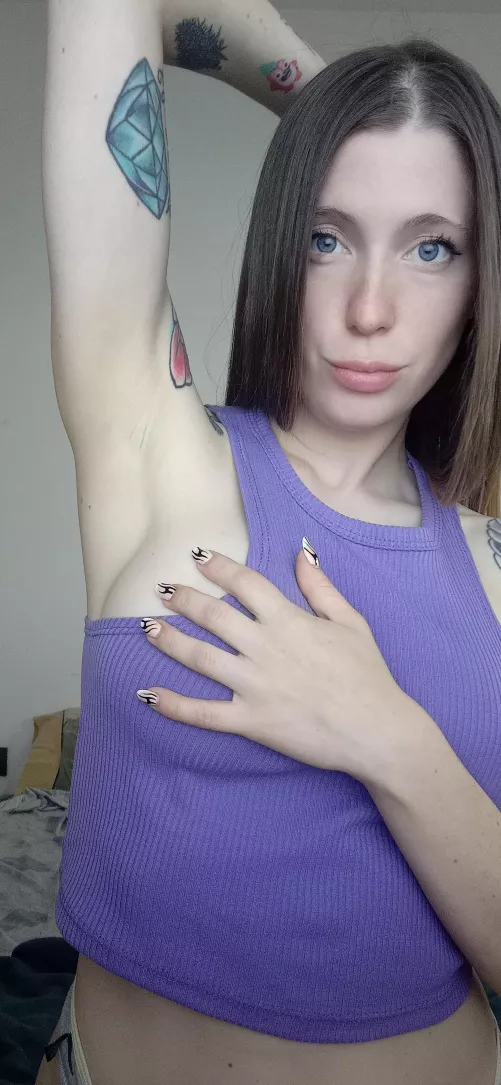 Extremly hot on my countrie, wet armpits