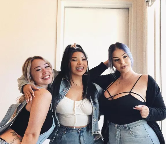 Girl on the right end all day 👀