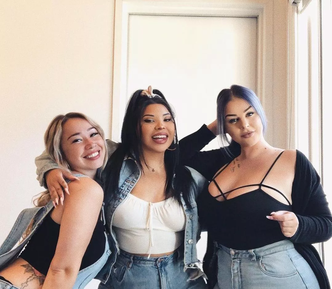 Girl on the right end all day 👀