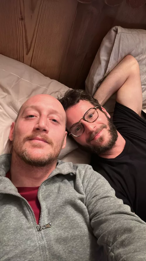 Hi guys! 😎 Lazy Sunday… have a great day from me and my bf! 🥰