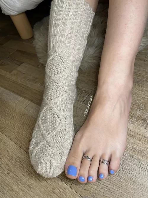 I need a mouth to keep my other foot warm, could you help me ?😏