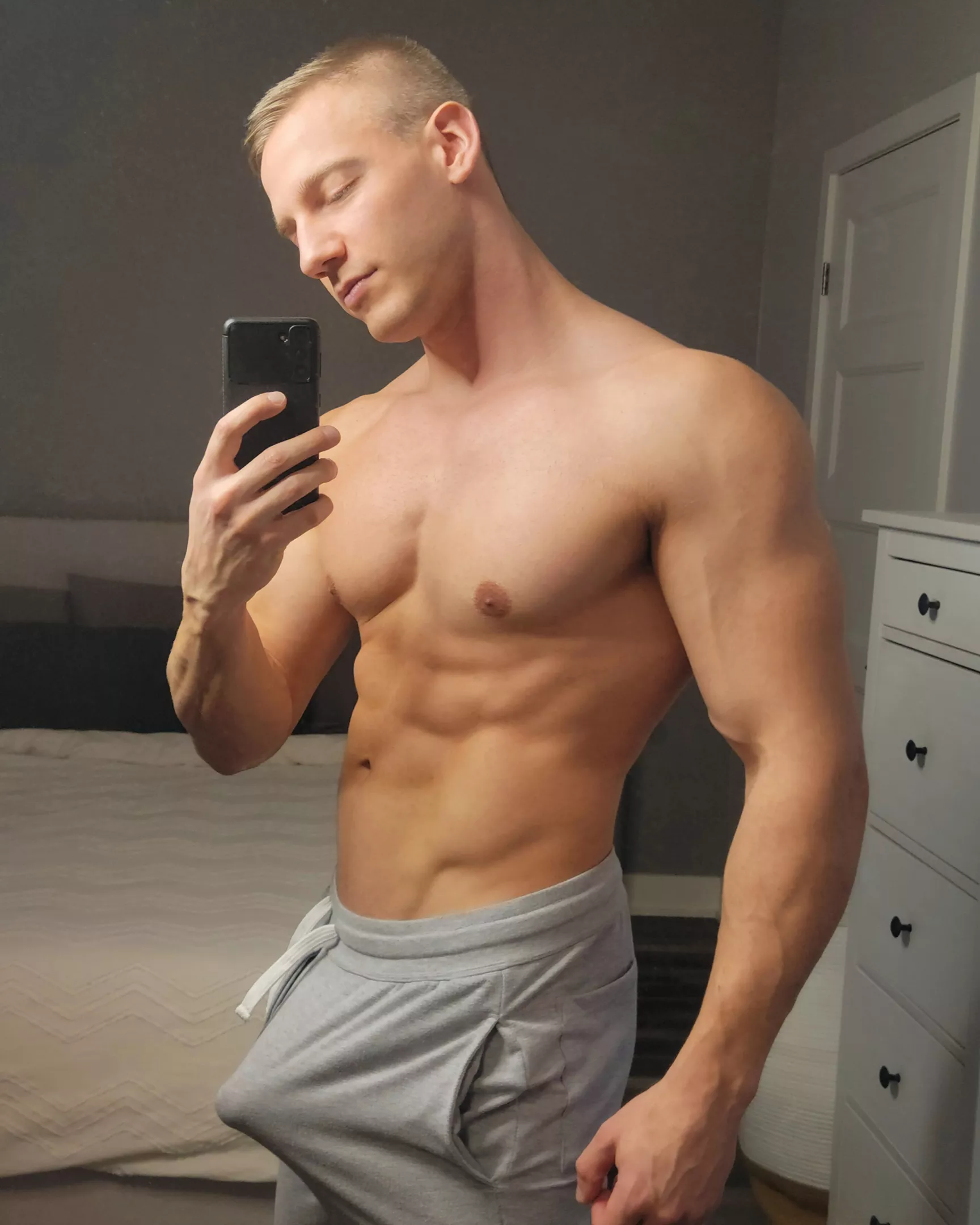 If we're hanging out & I'm in grey sweats.. Please don't turn me on 😅..