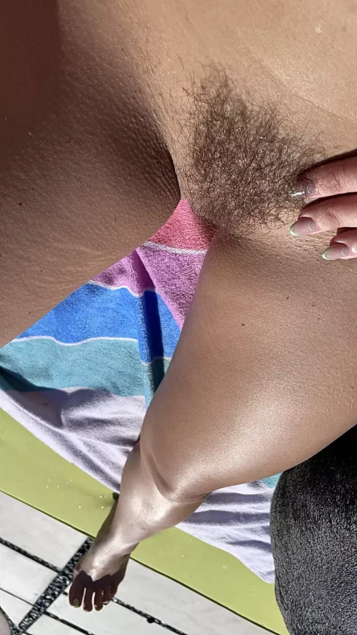 Just Adriana and her beautiful bush soaking up some sun ☀️