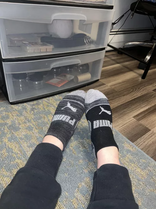 Just got done at the gym who wants the take a sniff??🥰