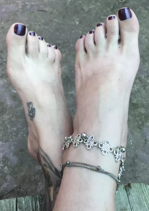 love when men look at my feet