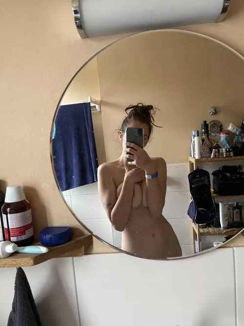 Mirror mirror on the wall, who’s the naughtiest of them all? 🤭