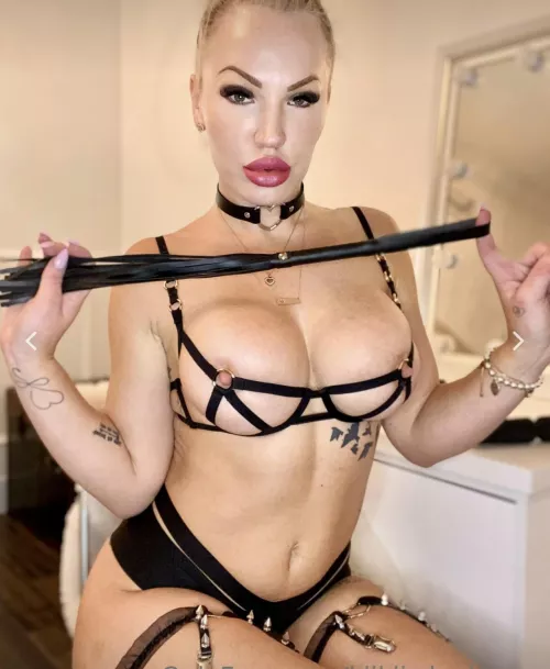 Mommy needs a slave… 🫵🏼 I want u on ur knees for mommy 💦 [domme]